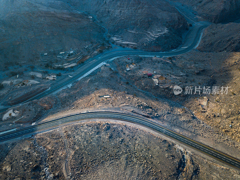 蜿蜒的沙漠道路在杰贝尔贾伊斯砂岩山在Ras Al Khaimah酋长国或阿联酋